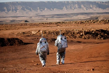 Các nhà khoa học tham gia trình diễn một thí nghiệm do các cơ quan của Áo và Israel dẫn đầu mô phỏng sứ mệnh lên sao Hỏa. Ảnh: Reuters.