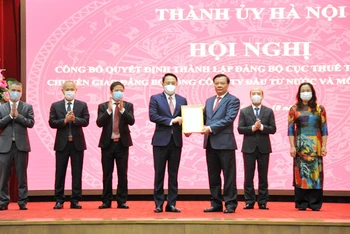 Bí thư Thành ủy Hà Nội Đinh Tiến Dũng trao quyết định trở thành đảng bộ cấp trên cơ sở cho Đảng bộ Cục Thuế Hà Nội.