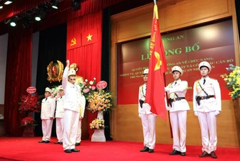 Ban chỉ huy Trung đoàn Không quân Công an nhân dân tuyên thệ tại buổi lễ.