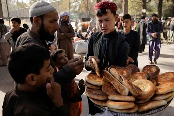 Người dân Afghanistan mua bánh mì tại một điểm tạm trú ở công viên Shahr-e Naw, Kabul, Afghanistan, ngày 4/10/2021. (Ảnh: Reuters)