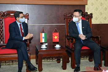 Tổng Biên tập Báo Nhân Dân Lê Quốc Minh tiếp Đại sứ Ấn Độ tại Việt Nam Pranay Verma. (Ảnh: Duy Linh)