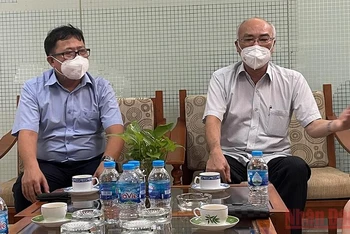Đồng chí Phan Nguyễn Như Khuê (bên phải) thăm Cơ quan thường trực Báo Nhân Dân tại TP Hồ Chí Minh.