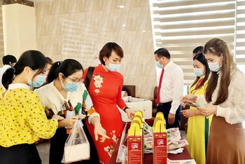 Các đại biểu tham quan các sản phẩm nông nghiệp tiêu biểu của Quảng Ninh năm 2021.