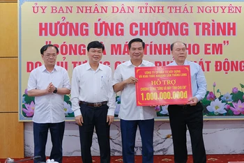 Các doanh nghiệp, doanh nhân ủng hộ Chương trình “Sóng và máy tính cho em” của tỉnh Thái Nguyên 8,3 tỷ đồng.