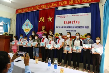 Trao máy tính bảng cho học sinh.