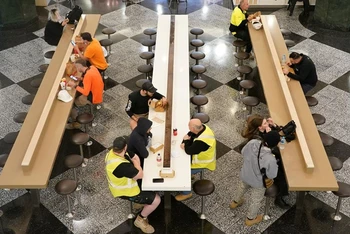 Người dân dùng bữa trong 1 khu ẩm thực của Sydney, Australia, ngày 11/10. (Ảnh: Reuters)
