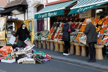 Người dân địa phương mua trái cây và rau củ trong một khu chợ nhỏ ở Fontenay-sous-Bois, France, 1/4/2020. (Ảnh: Reuters)