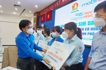 Đại diện sinh viên các trường đại học, cao đẳng tại TP Hồ Chí Minh nhận sim Data 4G Mobifone để trao lại cho các sinh viên có hoàn cảnh khó khăn.