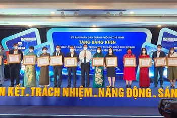 UBND TP Hồ Chí Minh trao bằng khen cho các doanh nghiệp có nhiều đóng góp cho sự phát triển, an sinh xã hội của thành phố.