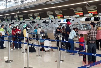 Khách hàng chờ làm thủ tục tại sân bay Suvarnabhumi, Thái Lan. (Ảnh: NAM ĐÔNG)