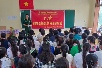 Khai giảng lớp học xóa mù chữ tại bản Phá Thóng.