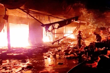 Hiện trường vụ cháy trong Trung tâm thương mại Thủy Nguyên, Hải Phòng.