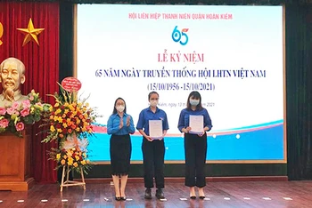 Bí thư Quận đoàn, Chủ tịch Hội LHTN quận Hoàn Kiếm trao quyết định thành lập cho đại diện Câu lạc bộ Tình nguyện Cầu Đất và Câu lạc bộ Tuyên truyền văn hóa lịch sử Thăng Long - Hà Nội.