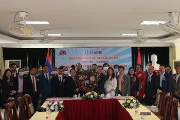 Đại sứ Việt Nam Nguyễn Bá Hùng và doanh nghiệp Việt Nam tại buổi lễ ngày 13/10. Ảnh: XUÂN SƠN.