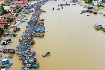 Tàu thuyền vào khu neo đậu sông Roòn, tỉnh Quảng Bình.