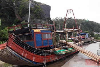Phương tiện đánh bắt hải sản được người dân Thanh Hóa di chuyển hẳn lên bờ tránh bão.