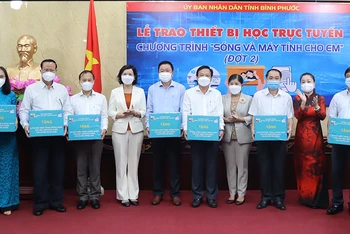 Lãnh đạo tỉnh Bình Phước trao điện thoại cho các địa phương.