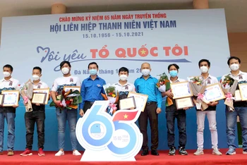 Trao tặng bằng khen cho đại diện các “Thanh niên sống đẹp” ở Đà Nẵng.