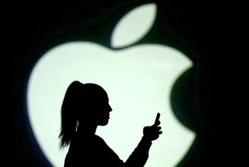 Apple chỉ trích dự thảo của EU, trong đó yêu cầu cho phép người dùng cài đặt các phần mềm bên ngoài kho ứng dụng App Store. Ảnh: Reuters
