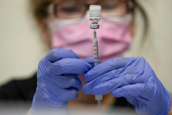Nhân viên y tế Mỹ chuẩn bị mũi tiêm vaccine ngừa Covid-19. (Ảnh: Reuters)