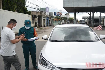 Kiểm tra ô-tô lưu thông từ TP Hồ Chí Minh vào địa bàn Đồng Nai trên Quốc lộ 1A. 