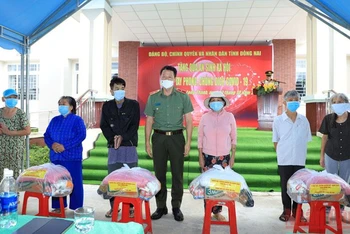 Trao quà cho người dân có hoàn cảnh khó khăn ở huyện Long Thành, tỉnh Đồng Nai.