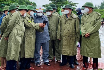 Đồng chí Lê Minh Hoan và các thành viên đoàn công tác kiểm tra hiện trạng các tuyến đê biển ở Hà Tĩnh.