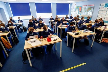 Học sinh Anh trong giờ học tại trường Trung học Weaverham, Cheshire, Anh, ngày 9/3/2021. (Ảnh: Reuters)