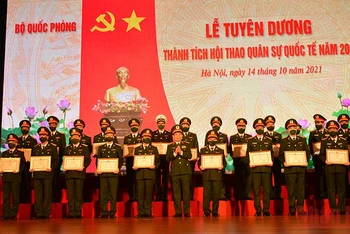 Bộ trưởng Quốc phòng Phan Văn Giang trao tặng Bằng khen cho đại diện tập thể, cá nhân có thành tích xuất sắc trong tham gia Army Games 2021.