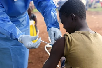 Tiêm vaccine phòng Ebola cho người tiếp xúc với mầm bệnh ở làng Mangina thuộc tỉnh Bắc Kivu, Cộng hòa Dân chủ Congo, ngày 18/8/2018. (Ảnh: Reuters)