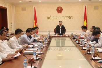Thứ trưởng Xây dựng Nguyễn Văn Sinh phát biểu tại Hội thảo góp ý Dự thảo Chiến lược phát triển nhà ở Quốc gia giai đoạn 2021 – 2030, tầm nhìn đến năm 2040