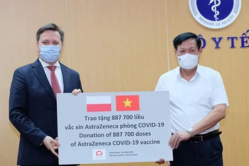 Thứ trưởng Đỗ Xuân Tuyên đại diện Bộ Y tế tiếp nhận vaccine do Ba Lan tài trợ. (Ảnh: TRẦN MINH)