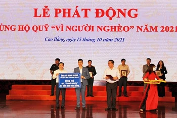 Lãnh đạo tỉnh Cao Bằng tiếp nhận ủng hộ Quỹ “Vì người nghèo”.