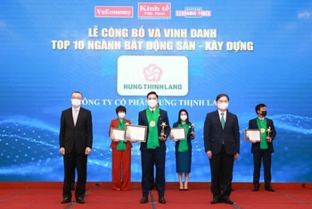 Đại diện Hưng Thịnh Land đón nhận kỷ niệm chương cùng chứng nhận từ Ban Tổ chức.