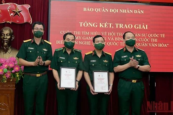 Thiếu tướng Đoàn Xuân Bộ, Tổng biên tập Báo Quân đội nhân dân và lãnh đạo Cục Tuyên huấn trao giải thưởng cho 02 tập thể.