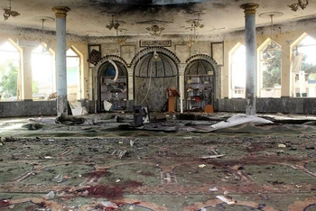 Hiện trường vụ đánh bom liều chết do IS thực hiện tại thánh đường Hồi giáo ở Kunduz, Afghanistan ngày 8/10/2021. (Ảnh: Reuters)