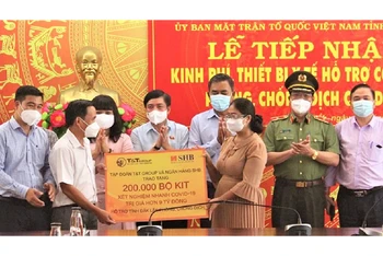 Lễ trao tặng trang thiết bị y tế phòng, chống dịch Covid-19 cho lãnh đạo Ủy ban Mặt trận Tổ quốc Việt Nam tỉnh Đắk Lắk. (Ảnh: BÁ LỤC)