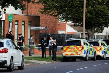 Cảnh sát tại hiện trường nơi nghị sĩ David Amess bị đâm tử vong trong buổi tiếp xúc cử tri ở Leigh-on-Sea, Anh, ngày 15/10/2021. (Ảnh: Reuters)