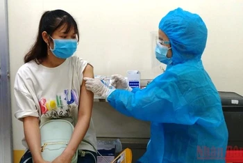 Tiêm ngừa vaccine Covid-19 cho người dân phường An Khánh, quận Ninh Kiều, TP Cần Thơ. (Ảnh: THANH TÂM)