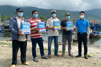 Các ngư dân tại âu thuyền Thọ Quang nhận hộp thuốc.