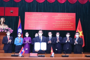 Ký kết Bản ghi nhớ về hợp tác giữa UBND TP Hồ Chí Minh và Chính quyền Thủ đô Viêng Chăn (Lào). 