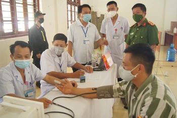 Lãnh đạo Sở Y tế Điện Biên kiểm tra công tác tiêm vaccine phòng Covid-19 cho phạm nhân tại Trại giam Nà Tấu.