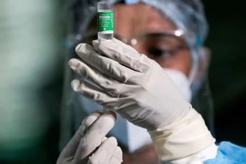 Nhân viên y tế Sri Lanka chuẩn bị mũi vaccine AstraZeneca do Ấn Độ sản xuất. (Ảnh: Reuters)
