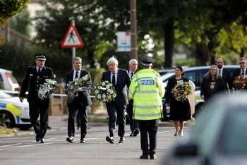 Thủ tướng Anh Boris Johnson ngày 16/10 tới đặt vòng hoa tại nhà thờ nơi nghị sĩ David Amess bị tấn công. (Ảnh: Reuters)