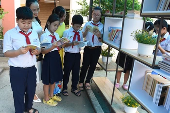 Học sinh Trường Tiểu học Tô Hiến Thành, quận Ngũ Hành Sơn đọc sách tại thư viện.
