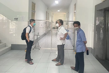 Đoàn công tác Bệnh viện Chợ Rẫy khảo sát tại các bệnh viện huyện có nhiều ca mắc Covid-19 ở Cà Mau. (Ảnh: Bệnh viện cung cấp).