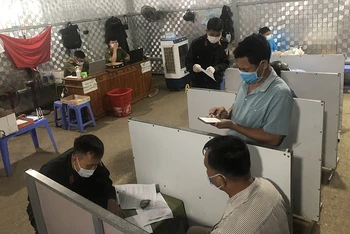 Người dân thực hiện khai báo y tế tại chốt kiểm soát dịch Pha Đin thuộc huyện Tuần Giáo.