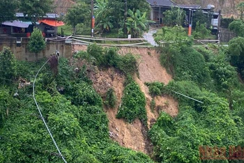 Mưa lớn khiến nhiều tuyến đường ở Vũ Quang (Hà Tĩnh) bị sạt lở nghiêm trọng. 
