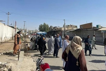 Người dân tập trung tại hiện trường vụ nổ thánh đường Hồi giáo ở TP Kandahar, Afghanistan. (Ảnh: AA/TTXVN)