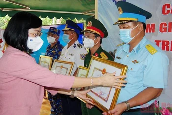 Phó Chủ tịch UBND tỉnh Đồng Nai Nguyễn Thị Hoàng trao bằng khen tặng các đơn vị quân đội.